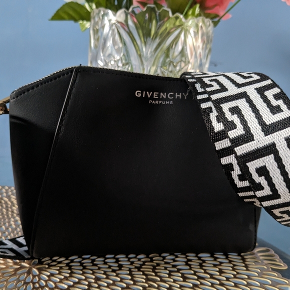 Givenchy - Picture 11 of 15